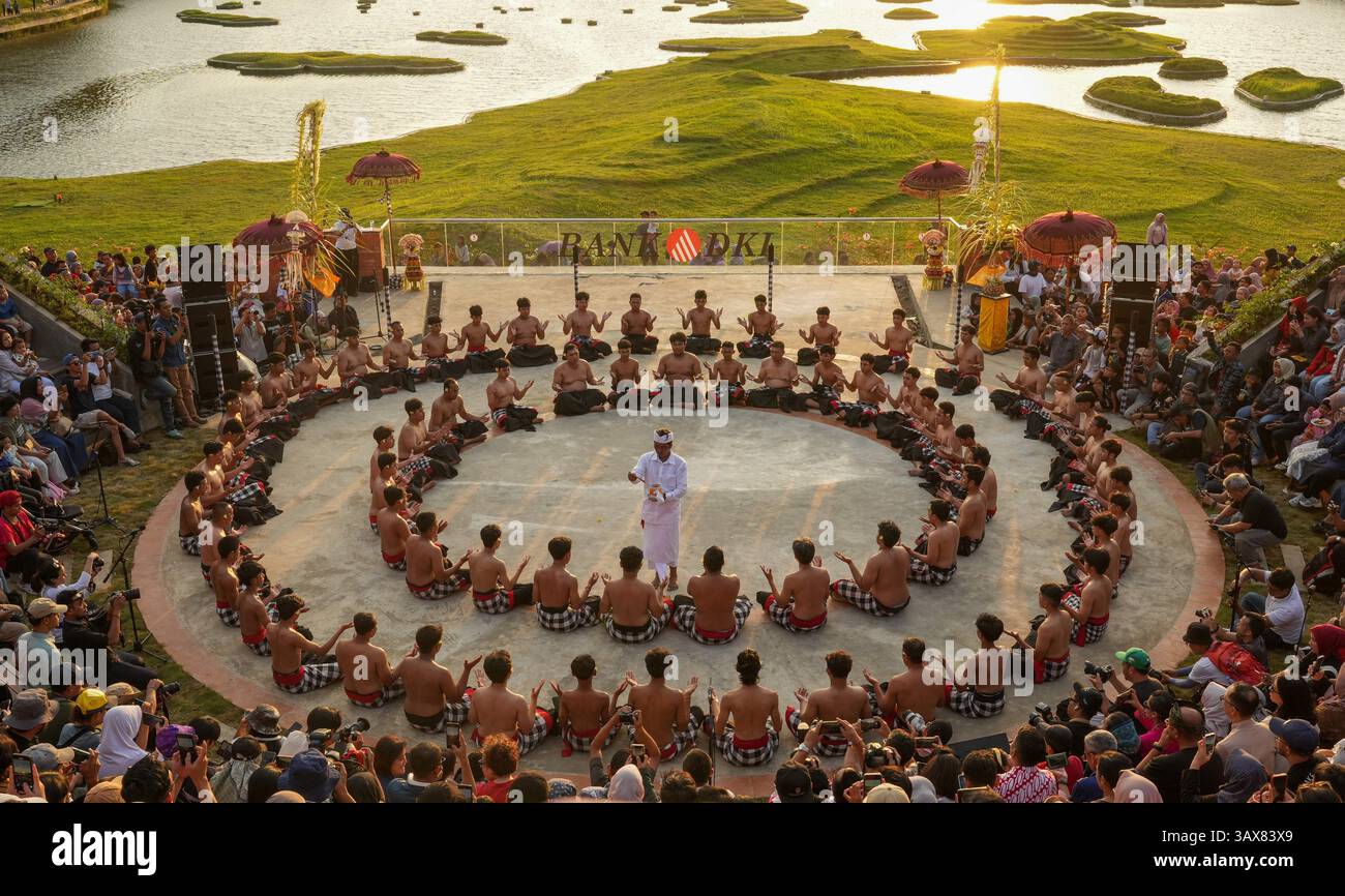 Indonesien. April 2025. Die Kecak-Tanzvorstellung im Cultural Stage Amphitheater anlässlich des 50-jährigen Bestehens von Taman Mini Indonesia Indah (TMII) in Jakarta am Sonntag, den 20. April 2025. (Kreditbild: © Andri Munazir/ZUMA Press Wire) NUR REDAKTIONELLE VERWENDUNG! Nicht für kommerzielle ZWECKE! Stockfoto