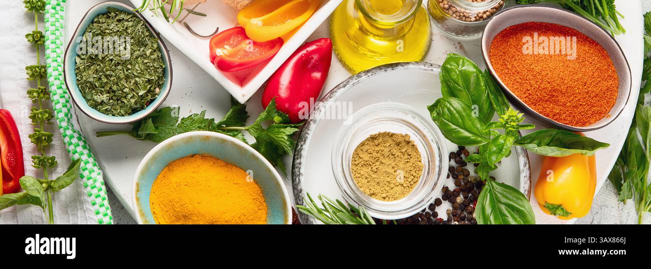 Frische und getrocknete Kräuter und Gewürze auf Tellern. Kochen, gesunde Ernährung Konzept. Draufsicht. Panorama. Stockfoto