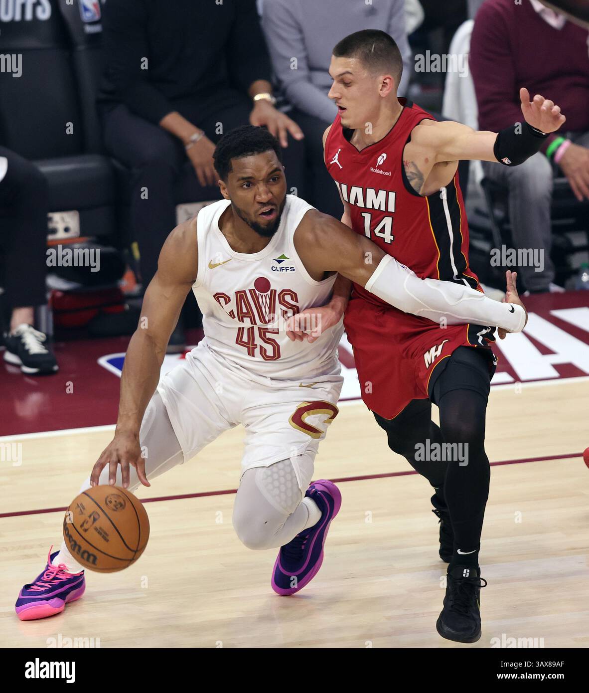 Cleveland, Usa. April 2025. Cleveland Cavaliers Donovan Mitchell (45) tröpfelt in den Korb, während er von Miami Heat's Tyler Herro (14) während des ersten Viertels der Eastern Conference Playoffs in Cleveland, Ohio, am Sonntag, den 20. April 2025, bewacht wird. Die Cavaliers besiegten die Heat 121–100. Foto: Aaron Josefczyk/UPI Credit: UPI/Alamy Live News Stockfoto