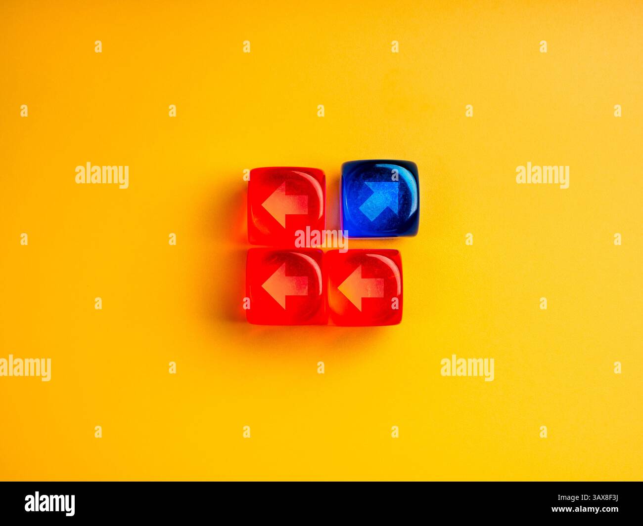 Andere Art, einzigartige Idee, Richtung ändern, heben sich von den Menschenmengen-Konzepten ab. Pfeil rechts nach außen, Symbol auf blauem Würfel eins, neben anderen roten Würfeln mit Stockfoto