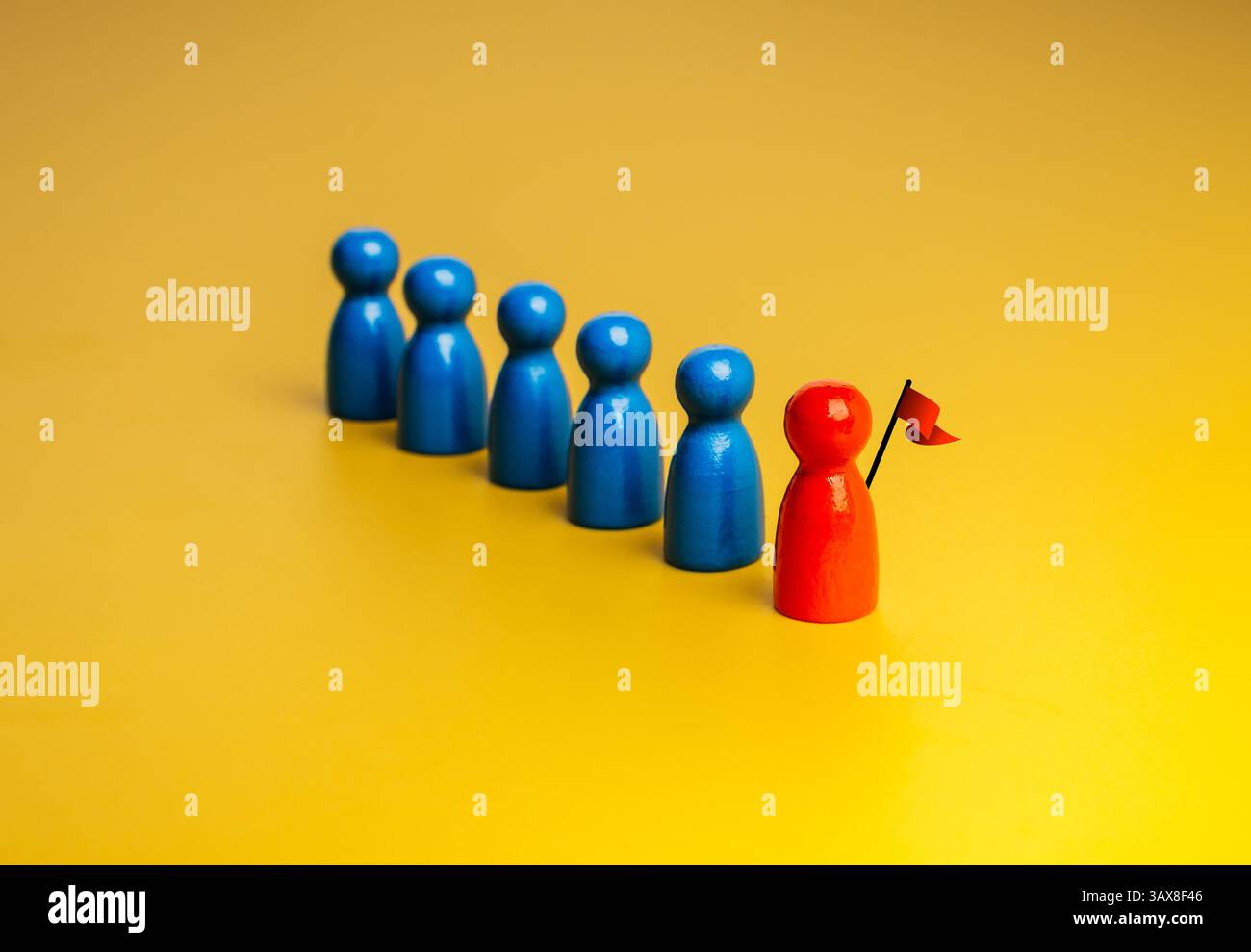 Die rote andere mit Flagge, Anführer, führender blauer Pfostengruppe, Teamsymbol, auf gelbem Hintergrund. Führungskraft, Manager, Unique, Influencer, Talk Stockfoto