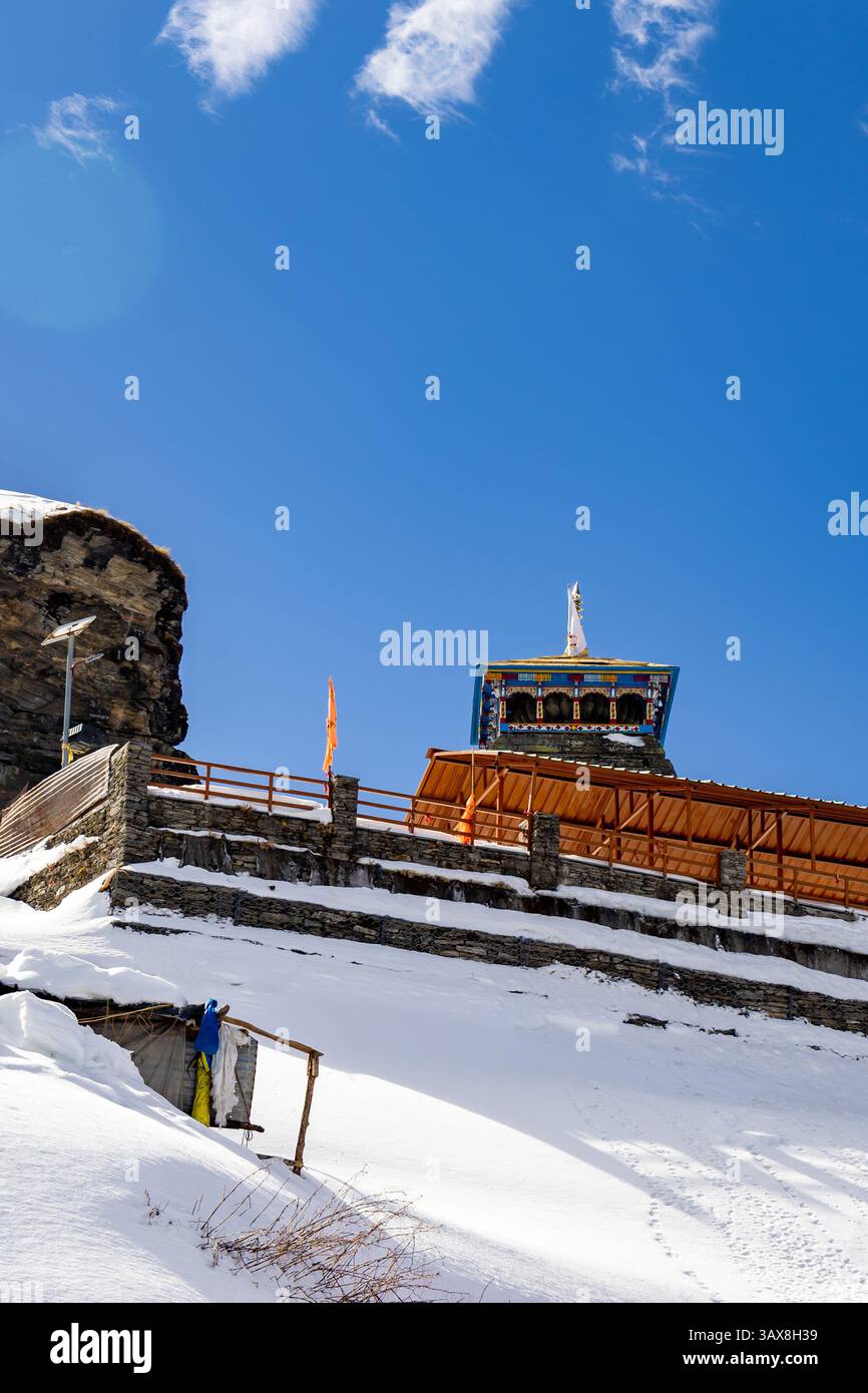 Der majestätische hindu-Tempel in gefrorenen Berggipfeln unter hellblauem Himmel wird beim Chandrashila Trek Tungnath mahadev Tempel chopta uttarakhand in aufgenommen Stockfoto