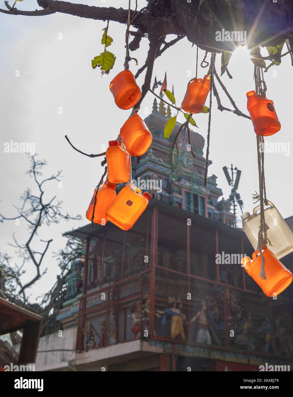 heiliges Wasser hängt zum heiligen Gebet mit Sonnenstrahlen am Tag Stockfoto
