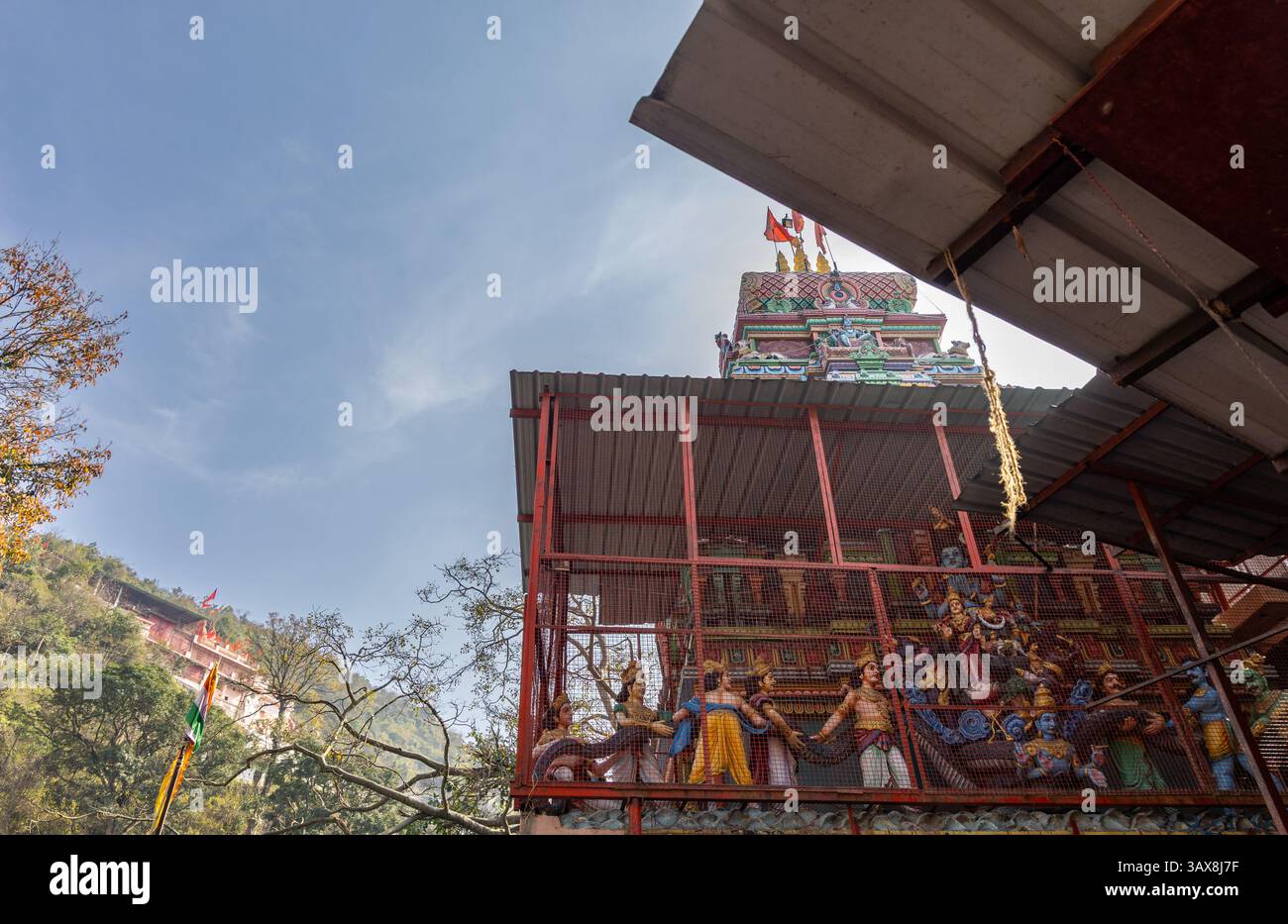 hindugott Götzenbilder wurden hinter Eisengitter zum Schutz im antiken Tempel aufbewahrt Stockfoto