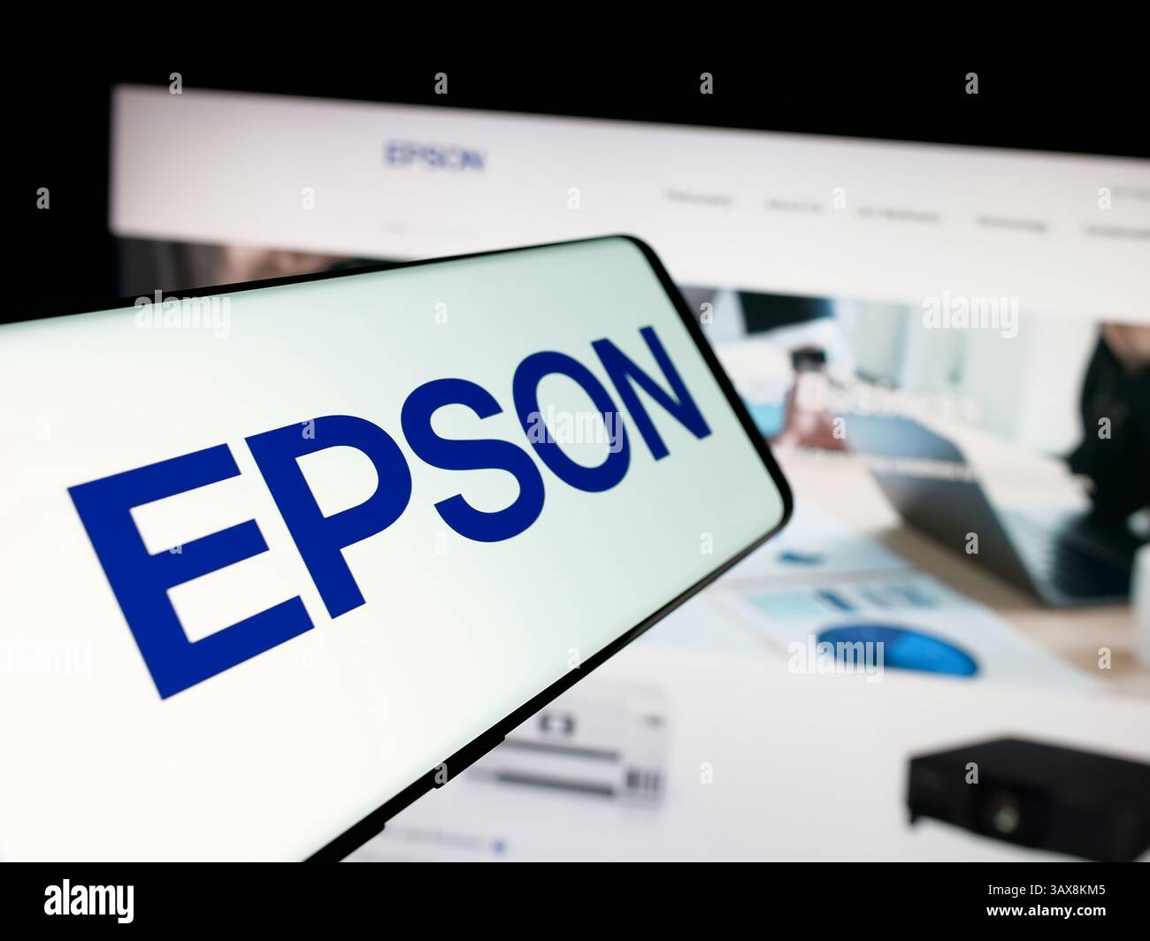 In dieser Abbildung ist ein Smartphone mit dem Logo des Elektronikunternehmens Seiko Epson Corporation auf dem Bildschirm vor der Website zu sehen. Stockfoto