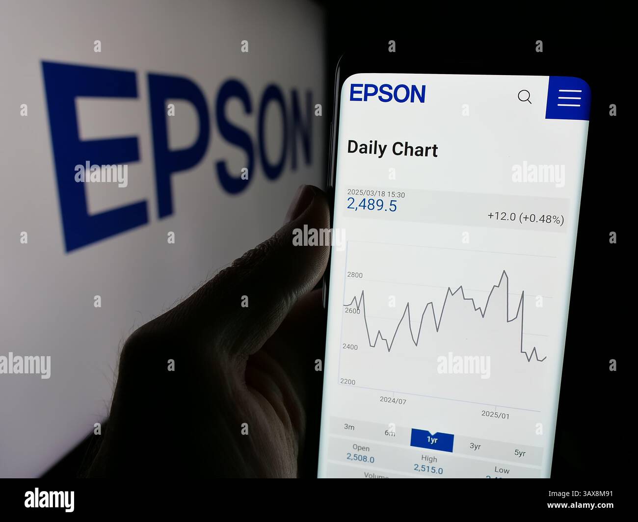 Deutschland. März 2025. In dieser Abbildung hält eine Person ein Smartphone mit der Website des Elektronikunternehmens Seiko Epson Corporation auf dem Bildschirm vor dem Logo. (Foto von Timon Schneider/SOPA Images/SIPA USA) *** ausschließlich für redaktionelle Nachrichten *** Credit: SIPA USA/Alamy Live News Stockfoto