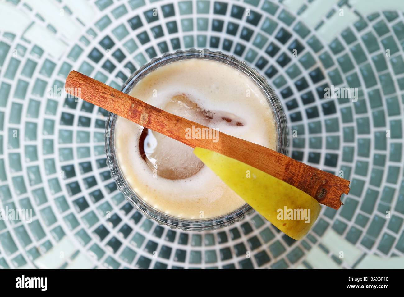 Blick von oben auf ein Glas eiskalten Apfelzimttee Stockfoto