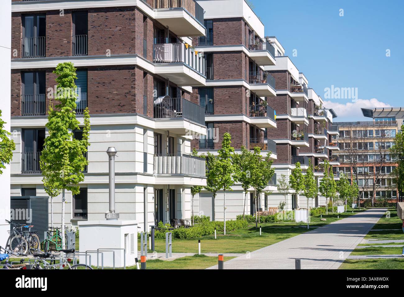 Wohnbaugebiet mit neuen Wohngebäuden in Berlin, Deutschland Stockfoto