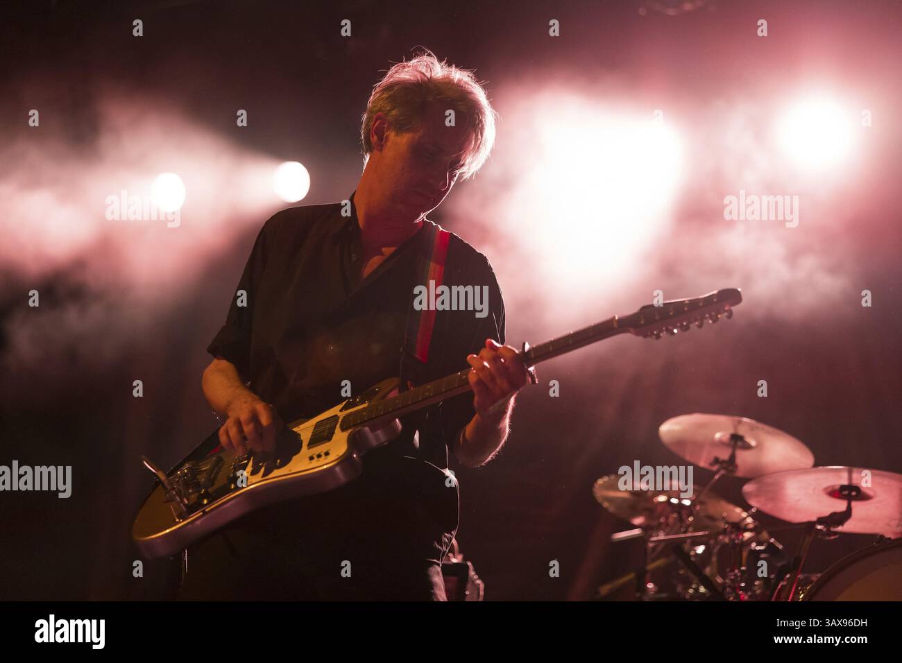 Dirk von Lowtzow, Sänger und Gitarrist von Tocotronic live auf der Golden Years Tour 2025 in der Berliner Columbiahalle am 19. April 2025 Stockfoto