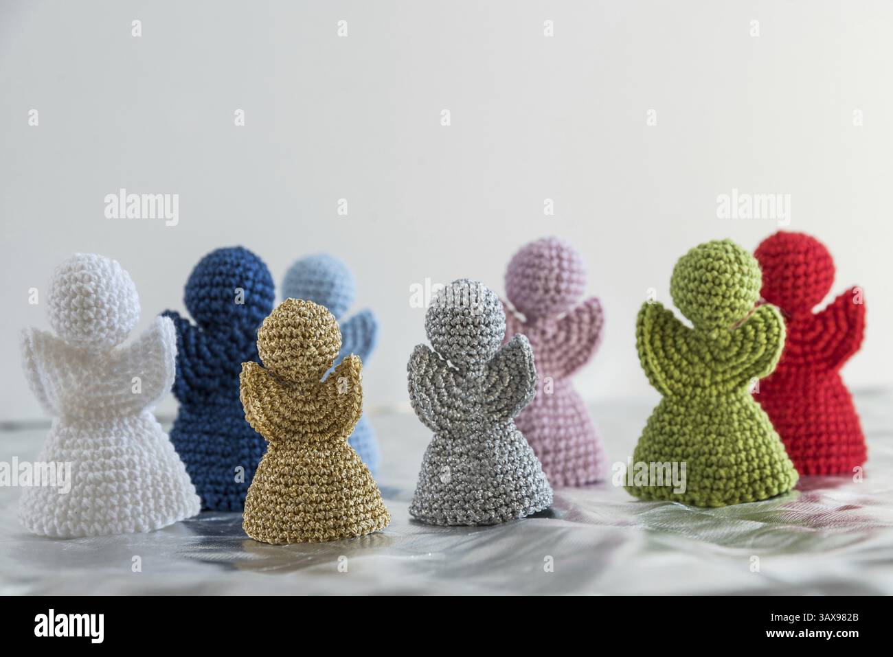 Verschiedene handgemachte Engel - gehäkelte Engelsfiguren, Weihnachtssymbole Stockfoto