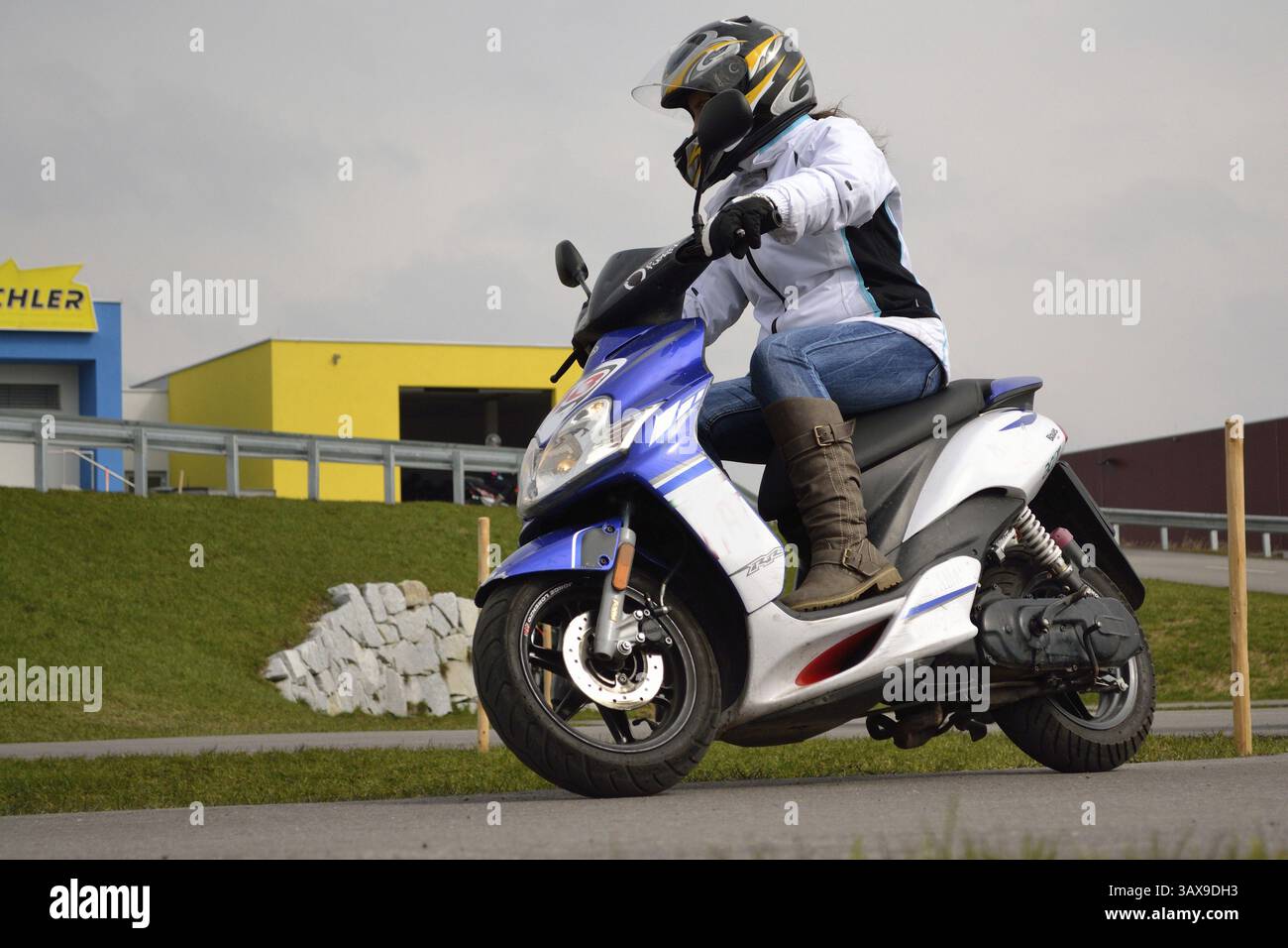 Teenager auf einem Moped-Fahrkurs Stockfoto