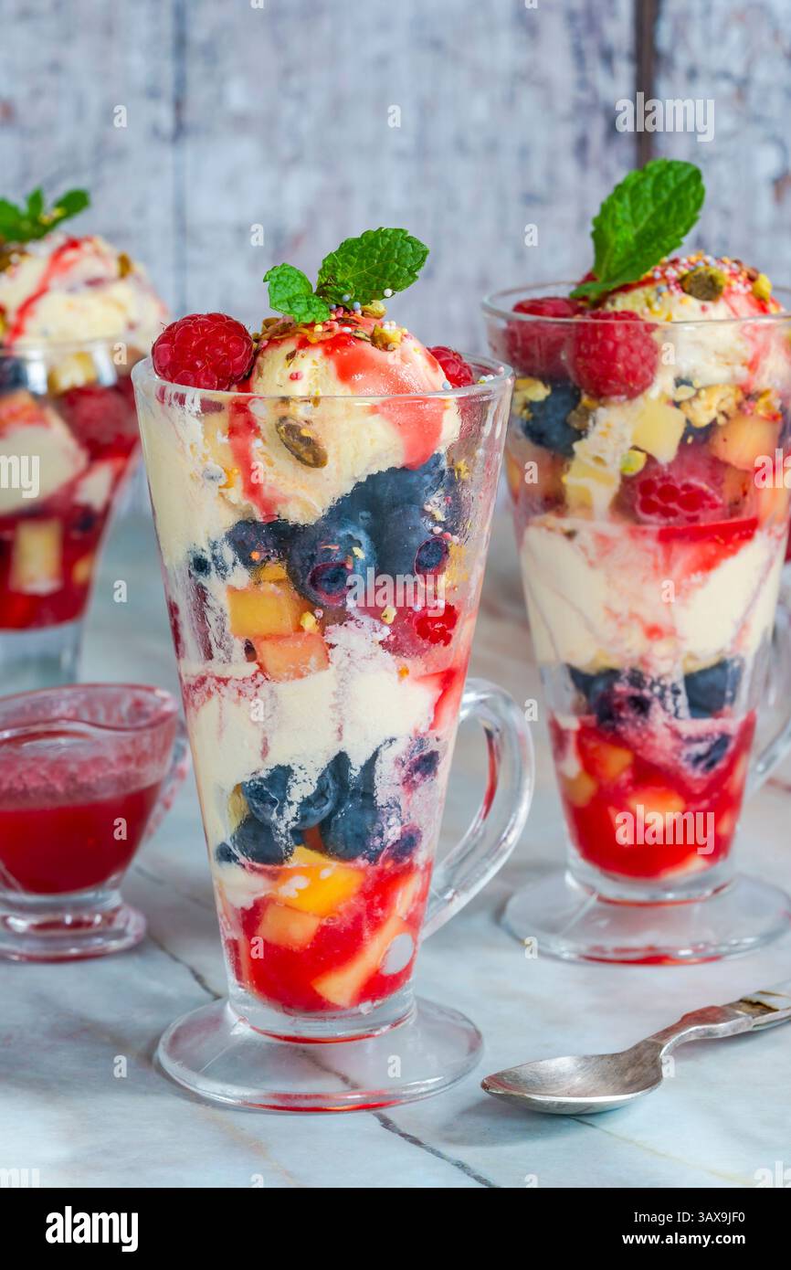 Knickerbocker Glory – Eisbecher mit frischem Obst Stockfoto