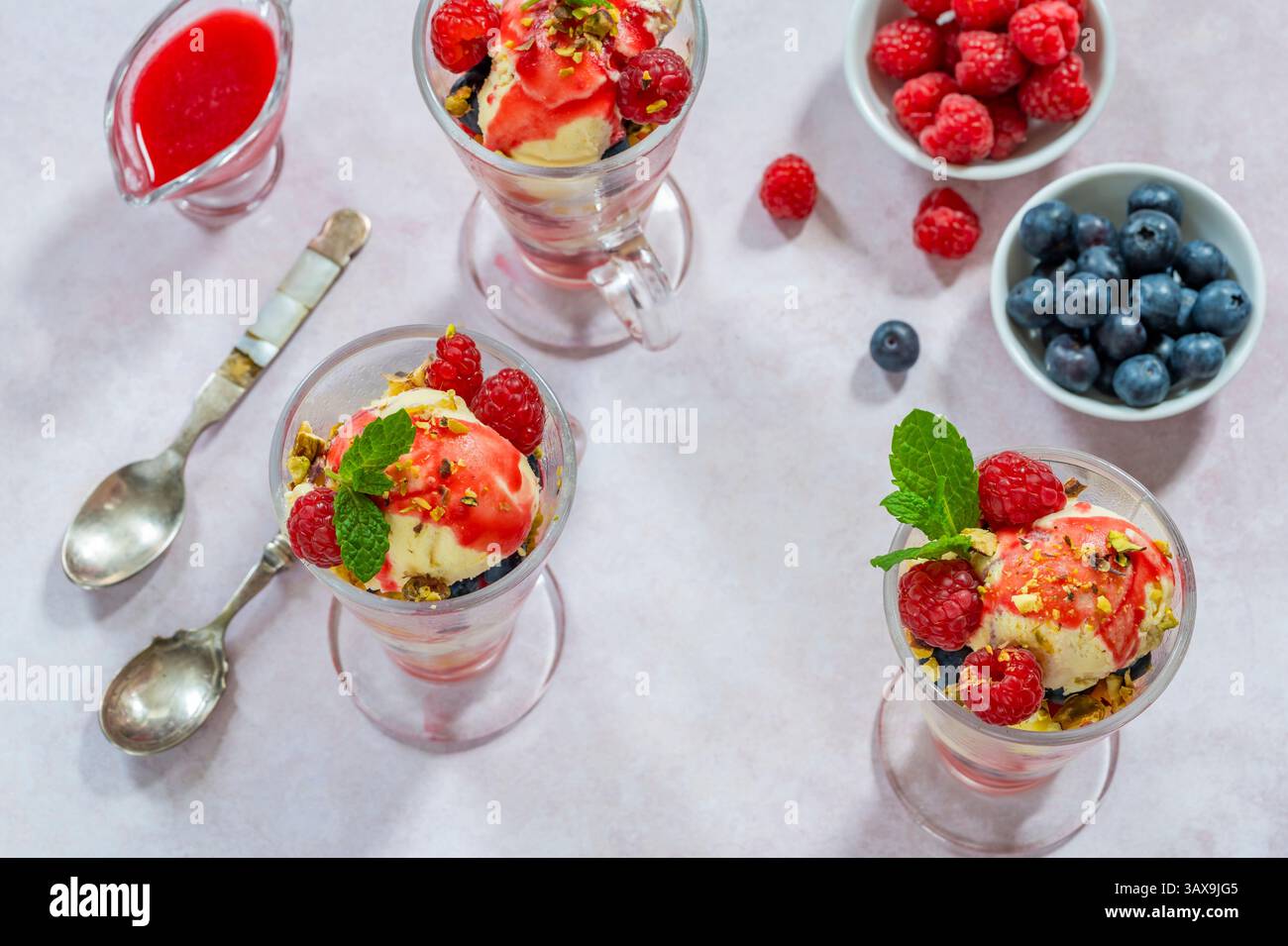 Knickerbocker Glory – Eisbecher mit frischem Obst Stockfoto
