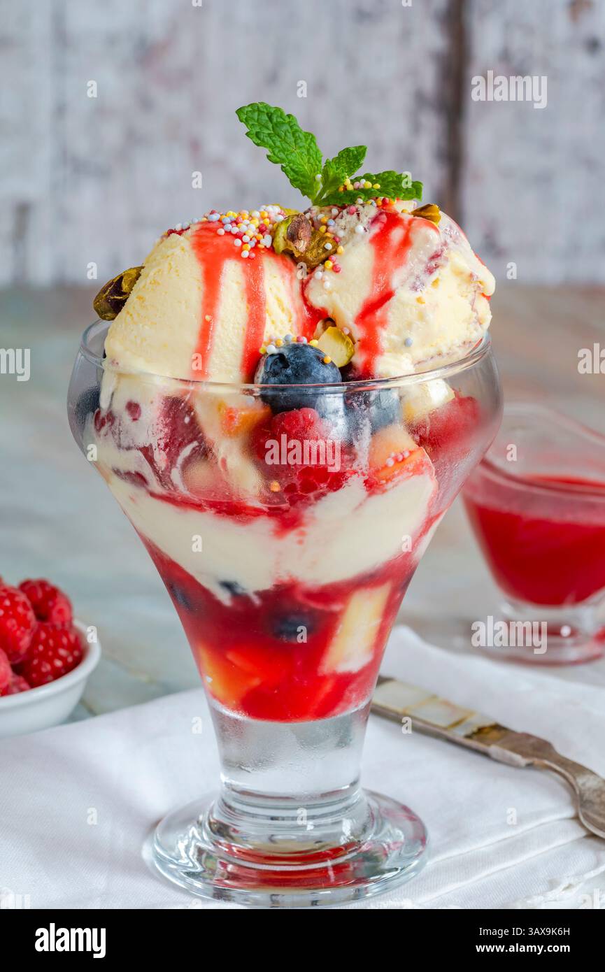 Knickerbocker Glory – Eisbecher mit frischem Obst Stockfoto