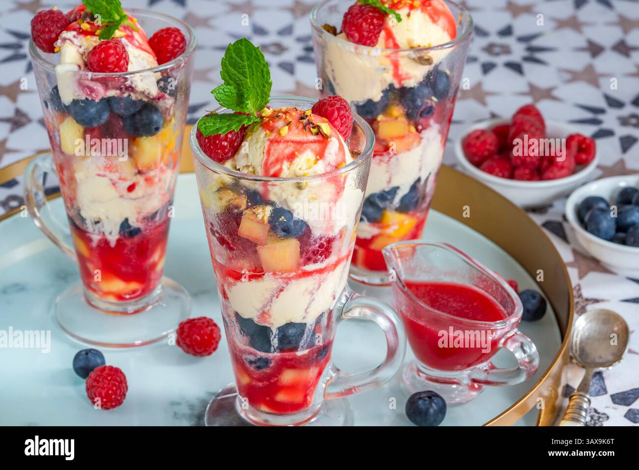 Knickerbocker Glory – Eisbecher mit frischem Obst Stockfoto