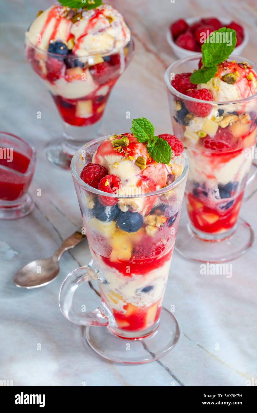 Knickerbocker Glory – Eisbecher mit frischem Obst Stockfoto