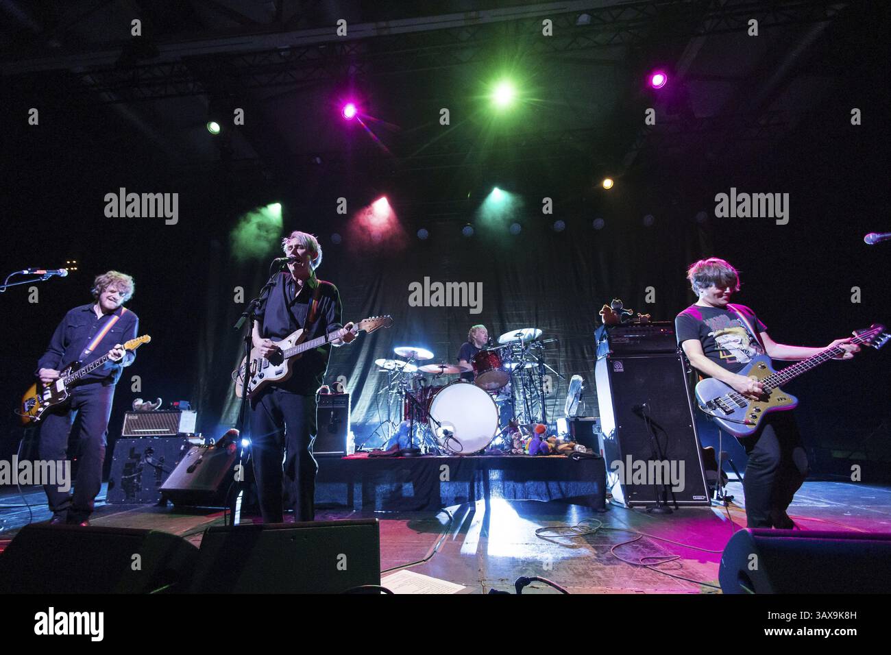 Dirk von Lowtzow (Sänger und Gitarrist), Arne Zank (Schlagzeuger) und Jan Mueller (Bassist) von Tocotronic live auf der Golden Years Tour 2025 im Berliner Colu Stockfoto