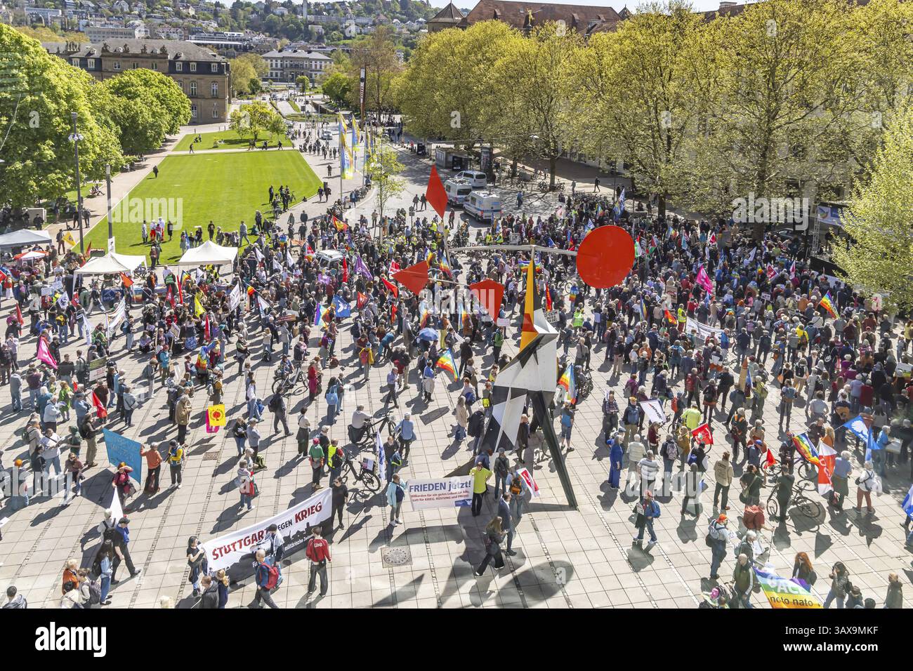 ostermarsch in Stuttgart unter dem Motto: Friedlich statt kriegsfähig! Die Demonstranten des Friedensnetzwerks forderten Dialog statt Wiederbewaffnung Stockfoto