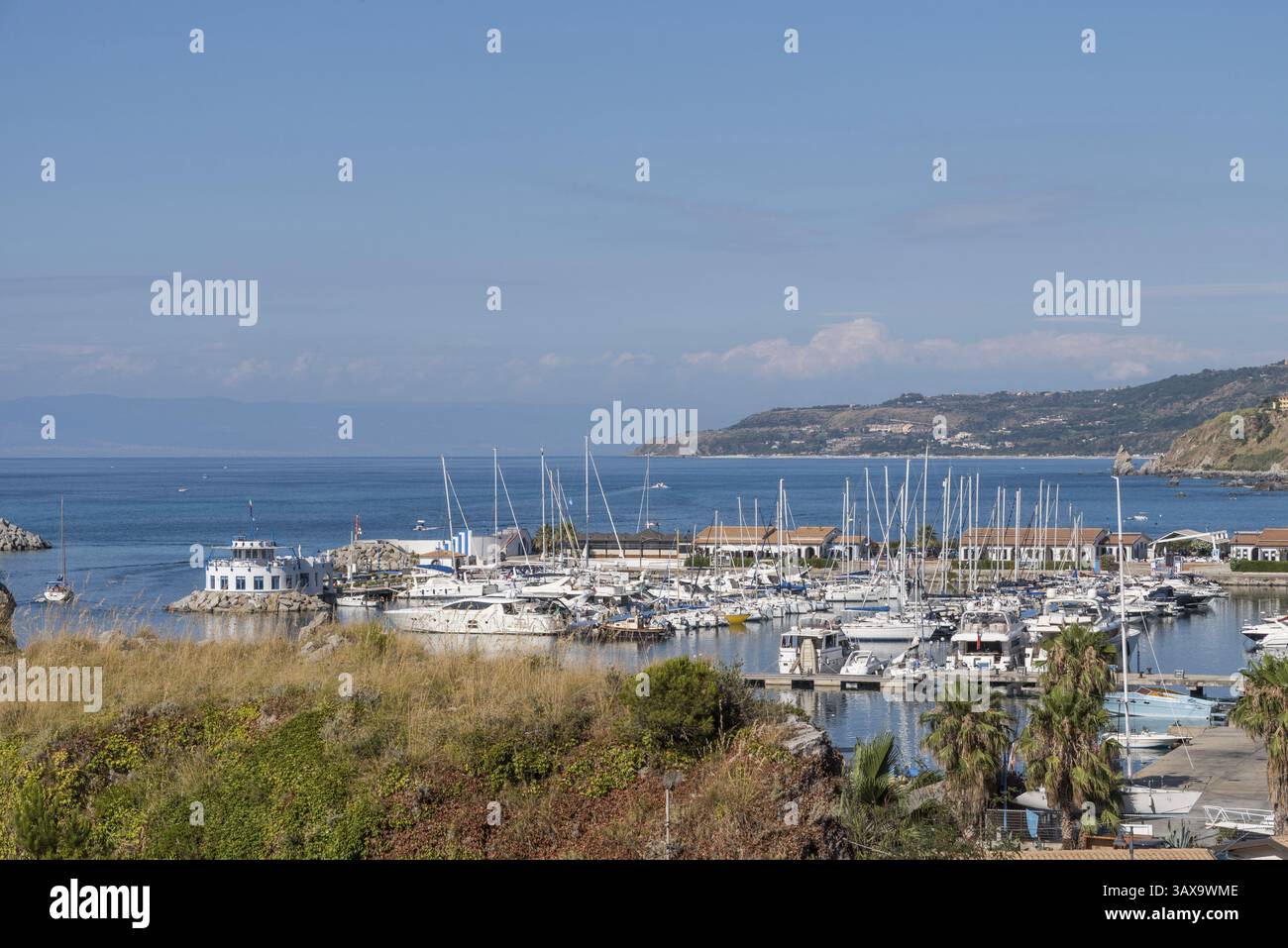 Idyllischer Blick auf einen kleinen Hafen und das Meer - Kalabrien, Italien, Europa Stockfoto