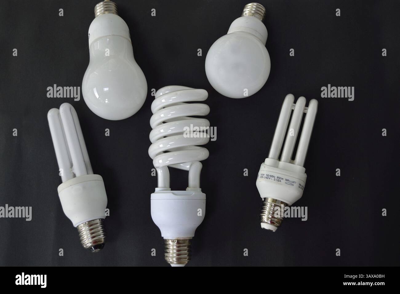 Fünf Energiesparlampen auf schwarzem Hintergrund – zugeschnitten Stockfoto