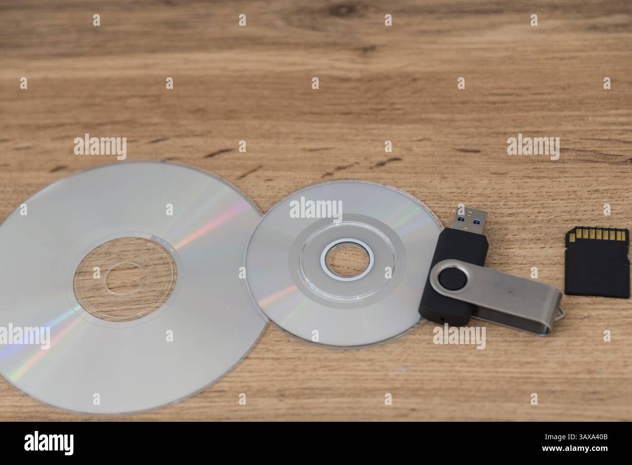 Externe IT-Speichermedien zum Sichern von Daten – CD, DVD, SD-Karte, Stick Stockfoto