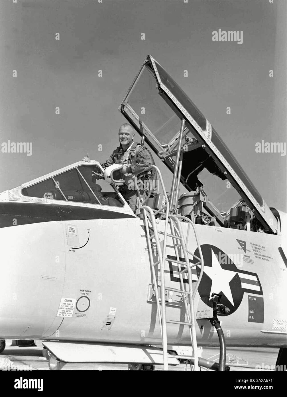 8. Dezember 2016 - (Dateifoto) John Glenn, der erste Amerikaner, der die Erde umkreist und ehemaliger US-Senator und Kriegsheld, ist gestorben. Er war 95. IM BILD: 10. Januar 1961 - Astronaut John H. Glenn im Cockpit eines T-106..John Glenn. (Kreditbild: © NASA/ZUMAPRESS.com) Stockfoto