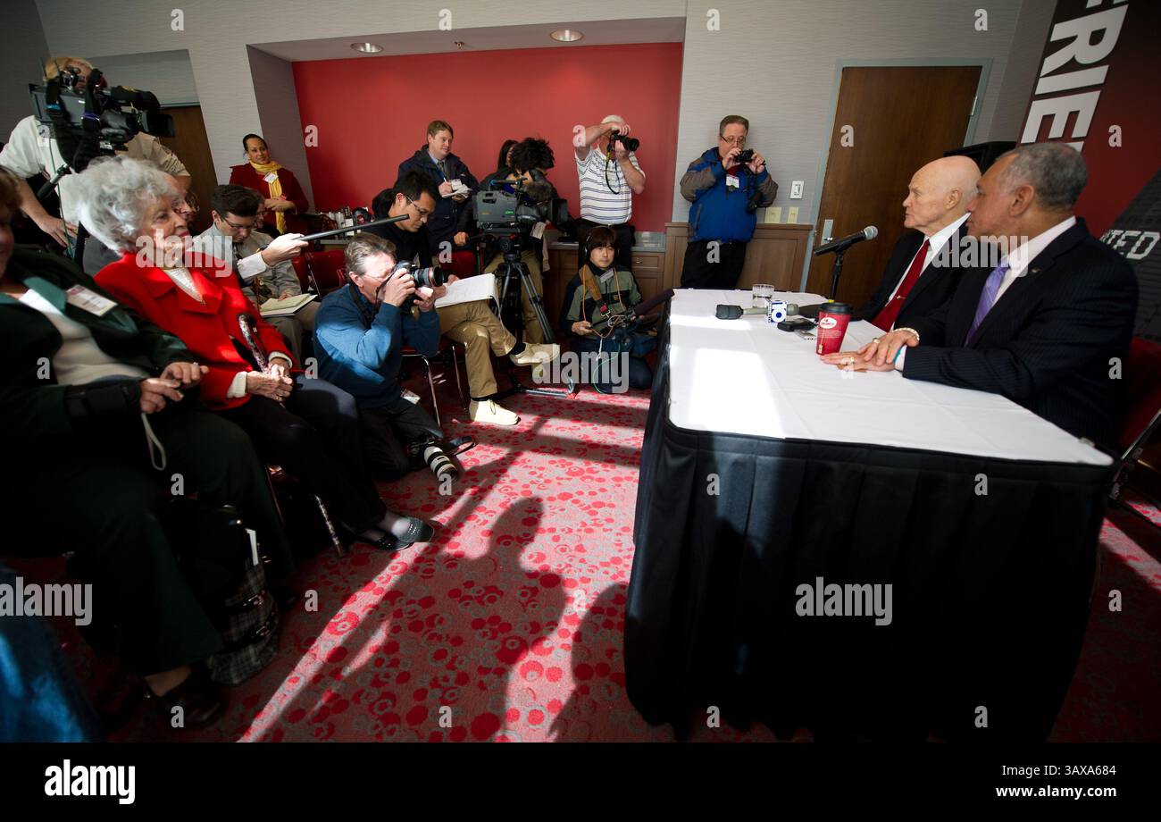 8. Dezember 2016 - (Dateifoto) John Glenn, der erste Amerikaner, der die Erde umkreist und ehemaliger US-Senator und Kriegsheld, ist gestorben. Er war 95. IM BILD: NASA-Administrator Charles Bolden, rechts sitzend, und Senator John Glenn sprechen während eines Briefings an der Ohio State University Fragen aus der Presse an, während John Glenns Frau Annie Glenn, in rot sitzend, am Montag, den 20. Februar 2012, schaut. in Columbus, Ohio. Heute jährt sich Glenns historischer Flug zum 50. Jahrestag. Glenn war der erste Amerikaner, der die Erde umkreiste. (Kreditbild: © Bill Ingalls/NASA/ZUMAPRESS.com) Stockfoto