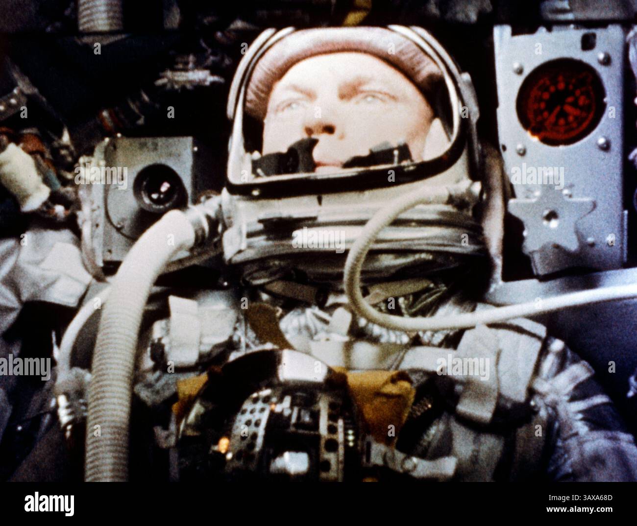 8. Dezember 2016 - (Dateifoto) John Glenn, der erste Amerikaner, der die Erde umkreist und ehemaliger US-Senator und Kriegsheld, ist gestorben. Er war 95. IM BILD: Kamera an Bord der 'Friendship 7' Mercury-Raumsonde fotografiert den Astronauten John H. Glenn Jr. während seines historischen Fluges am 20. Februar 1962. (Kreditbild: © NASA/ZUMAPRESS.com) Stockfoto