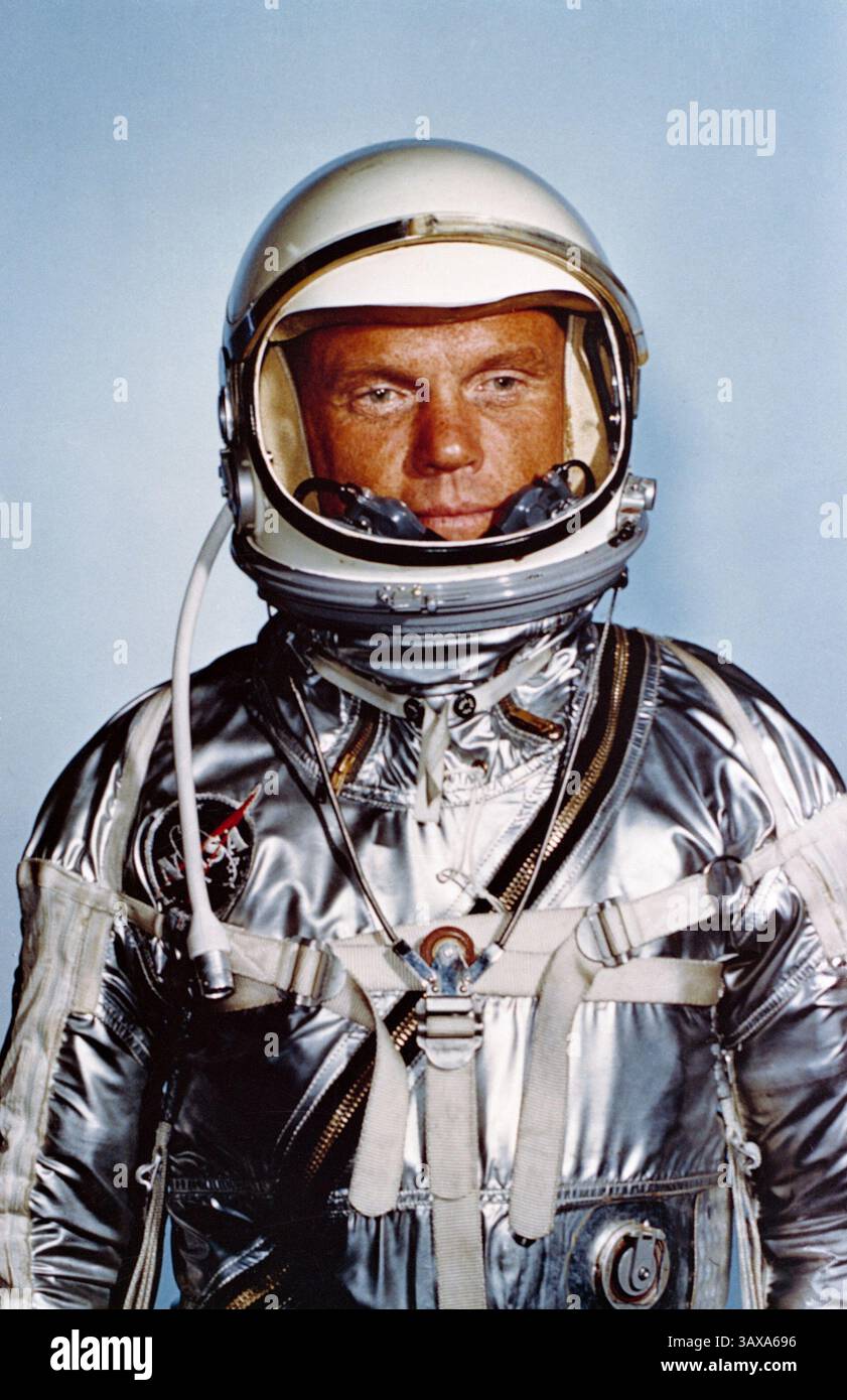 8. Dezember 2016 - (Dateifoto) John Glenn, der erste Amerikaner, der die Erde umkreist und ehemaliger US-Senator und Kriegsheld, ist gestorben. Er war 95. 1962: Astronaut John H. Glenn Jr. in seinem Mercury-Fluganzug. (Kreditbild: © NASA/ZUMAPRESS.com) Stockfoto