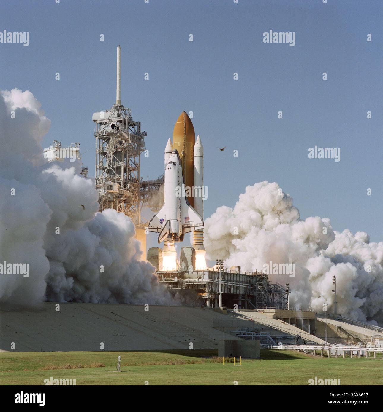 8. Dezember 2016 - (Dateifoto) John Glenn, der erste Amerikaner, der die Erde umkreist und ehemaliger US-Senator und Kriegsheld, ist gestorben. Er war 95. 36 Jahre nach seinem historischen Mercury-Flug kehrte US-Senator John Glenn am 29. Oktober 1998 in den Weltraum zurück. (Kreditbild: © NASA/ZUMAPRESS.com) Stockfoto