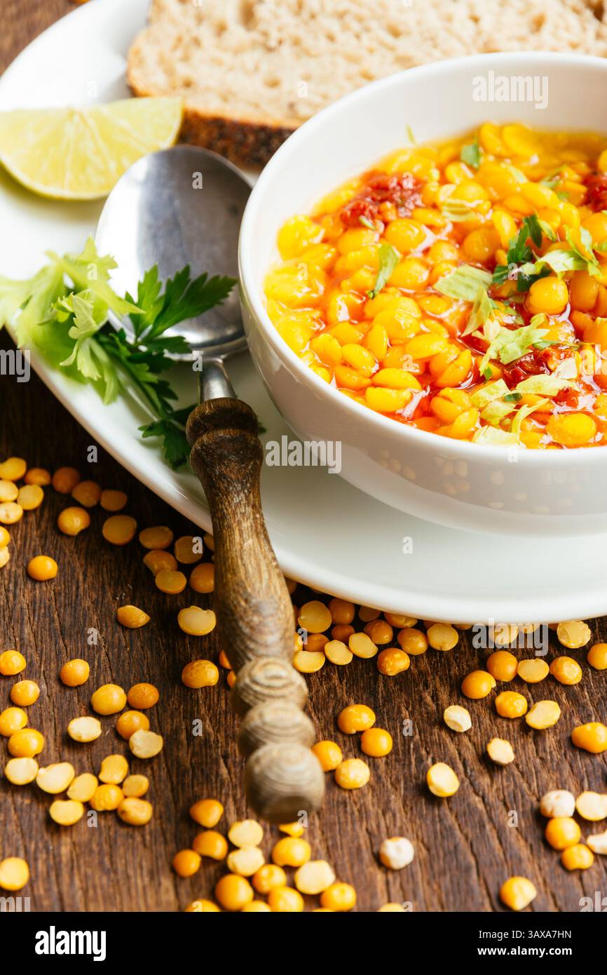 Gelbe Erbsen mit würzigem Temperieren Stockfoto