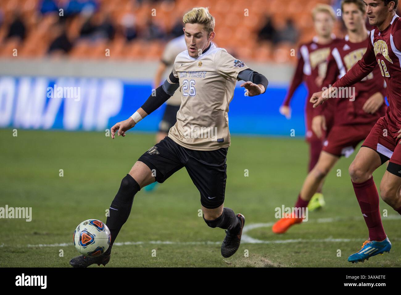 9. Dezember 2016: Sam Raben (26) kontrolliert den Ball während der 1. Hälfte eines NCAA-Halbfinales zwischen den Wake Forest Demon Deacons und den Denver Pioneers im BBVA Compass Stadium in Houston, Texas. ..Trask Smith/CSM(Credit Image: &Copy; Trask Smith/CSM via ZUMA Wire) Stockfoto