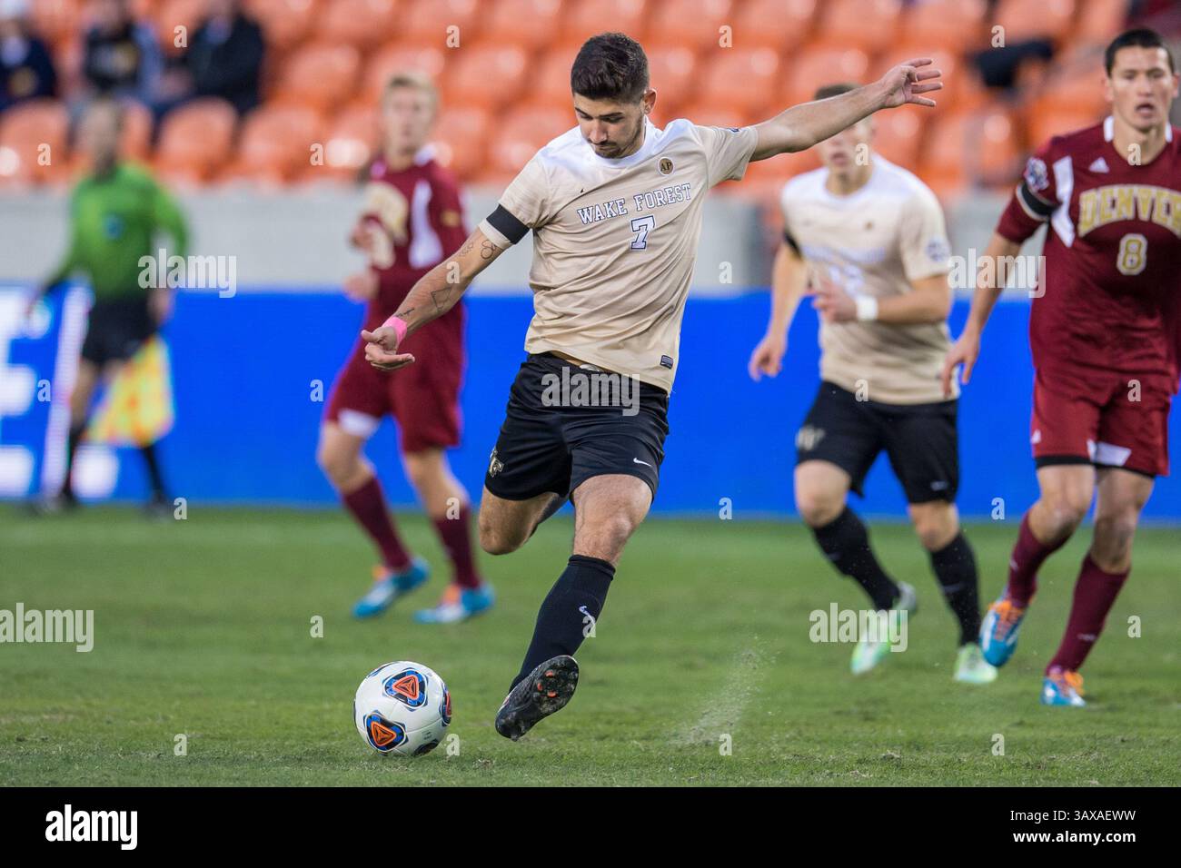 9. Dezember 2016: Wake Forest Stürmer Jon Bakero (7) erzielt ein Tor in der 1. Hälfte eines NCAA-Halbfinales zwischen den Wake Forest Demon Deacons und den Denver Pioneers im BBVA Compass Stadium in Houston, Texas. ..Trask Smith/CSM(Credit Image: &Copy; Trask Smith/CSM via ZUMA Wire) Stockfoto