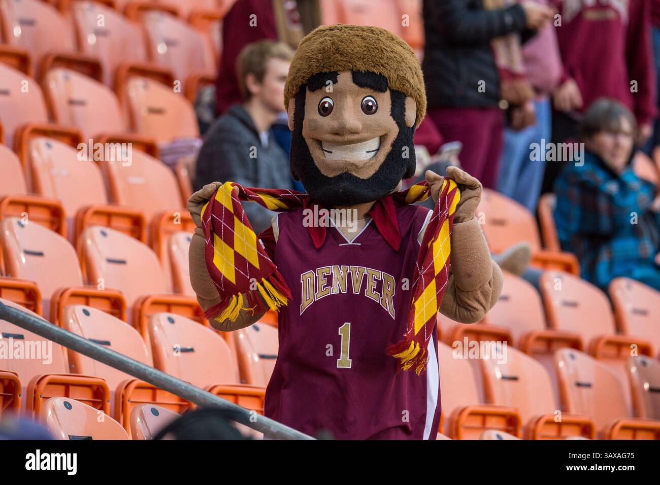 9. Dezember 2016: Das Maskottchen Boone der Denver Pioneers steht vor einem NCAA-Halbfinalspiel zwischen den Wake Forest Demon Deacons und den Denver Pioneers im BBVA Compass Stadium in Houston, Texas. Wake Forest gewann 2-1, um ins Finale zu gelangen...Trask Smith/CSM(Credit Image: &Copy; Trask Smith/CSM via ZUMA Wire) Stockfoto