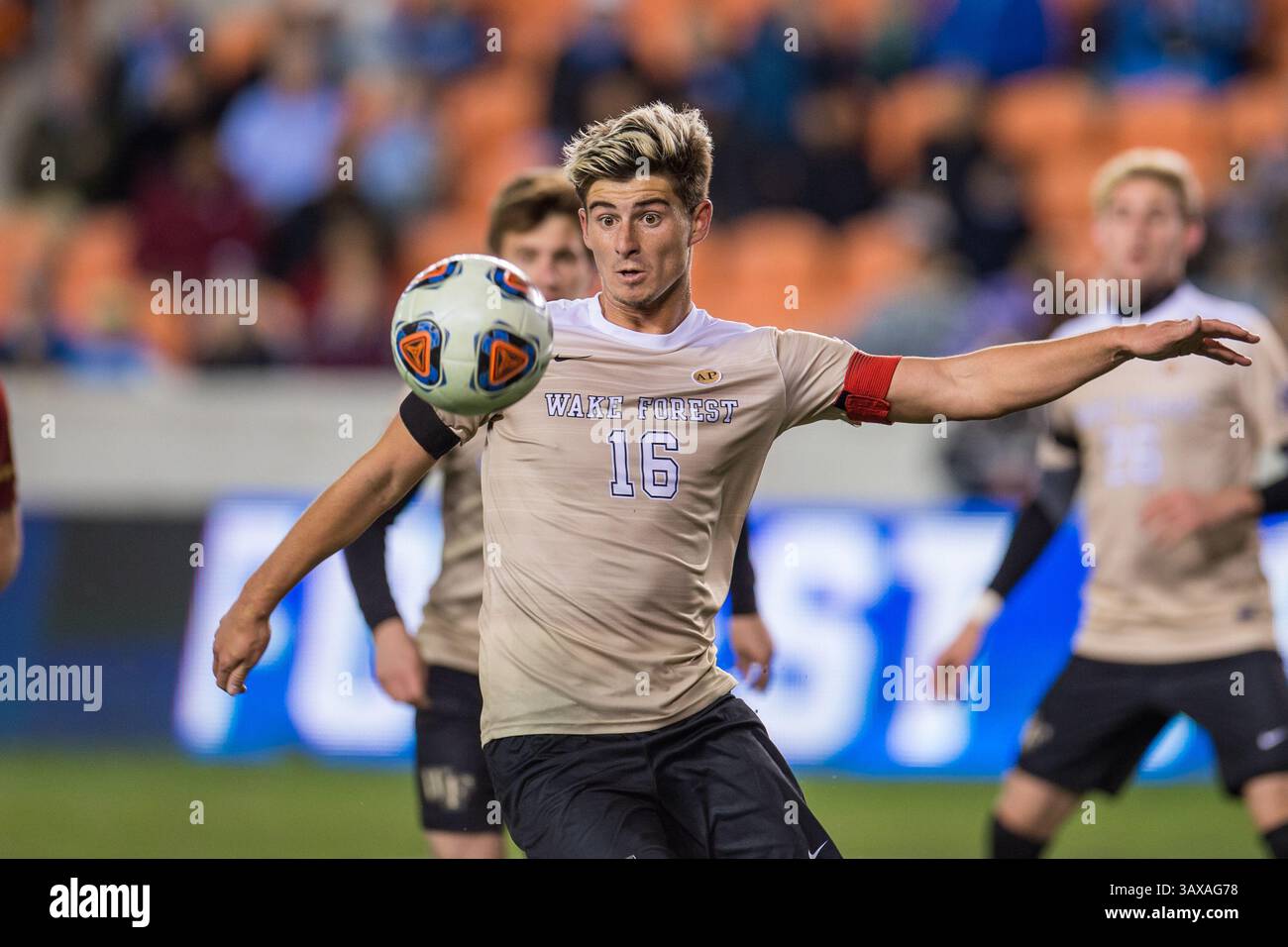 9. Dezember 2016: Wake Forest Mittelfeldspieler Ian Harkes (16) kontrolliert den Ball während der 2. Hälfte eines NCAA-Halbfinales zwischen den Wake Forest Demon Deacons und den Denver Pioneers im BBVA Compass Stadium in Houston, Texas. Wake Forest gewann 2-1, um ins Finale zu gelangen...Trask Smith/CSM(Credit Image: &Copy; Trask Smith/CSM via ZUMA Wire) Stockfoto