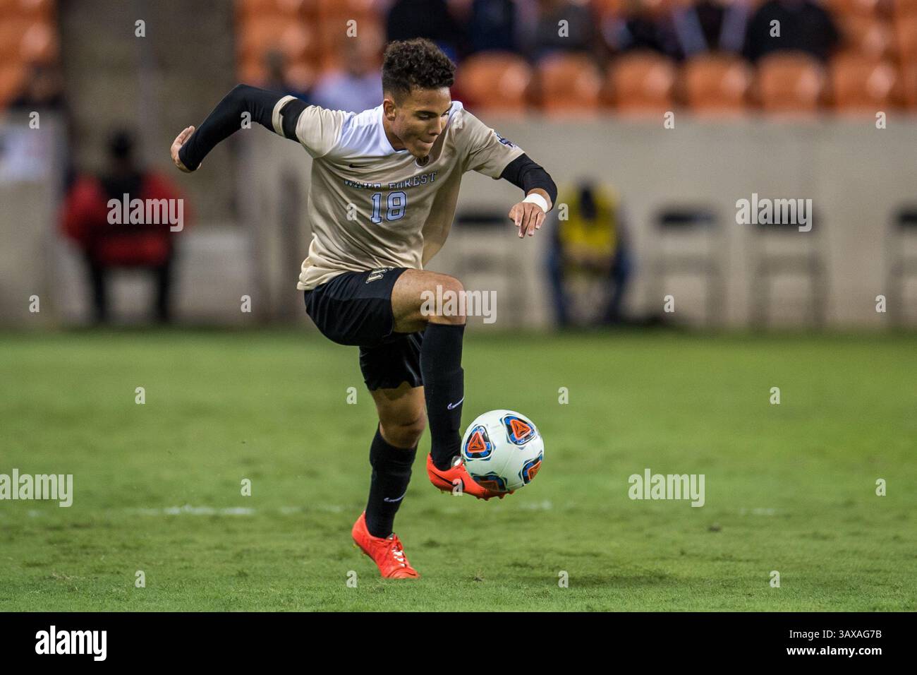 9. Dezember 2016: Der Wake Forest Defender Alex Knox (18) kontrolliert den Ball während der 1. Hälfte eines NCAA-Halbfinales zwischen den Wake Forest Demon Deacons und den Denver Pioneers im BBVA Compass Stadium in Houston, Texas. Wake Forest gewann 2-1, um ins Finale zu gelangen...Trask Smith/CSM(Credit Image: &Copy; Trask Smith/CSM via ZUMA Wire) Stockfoto