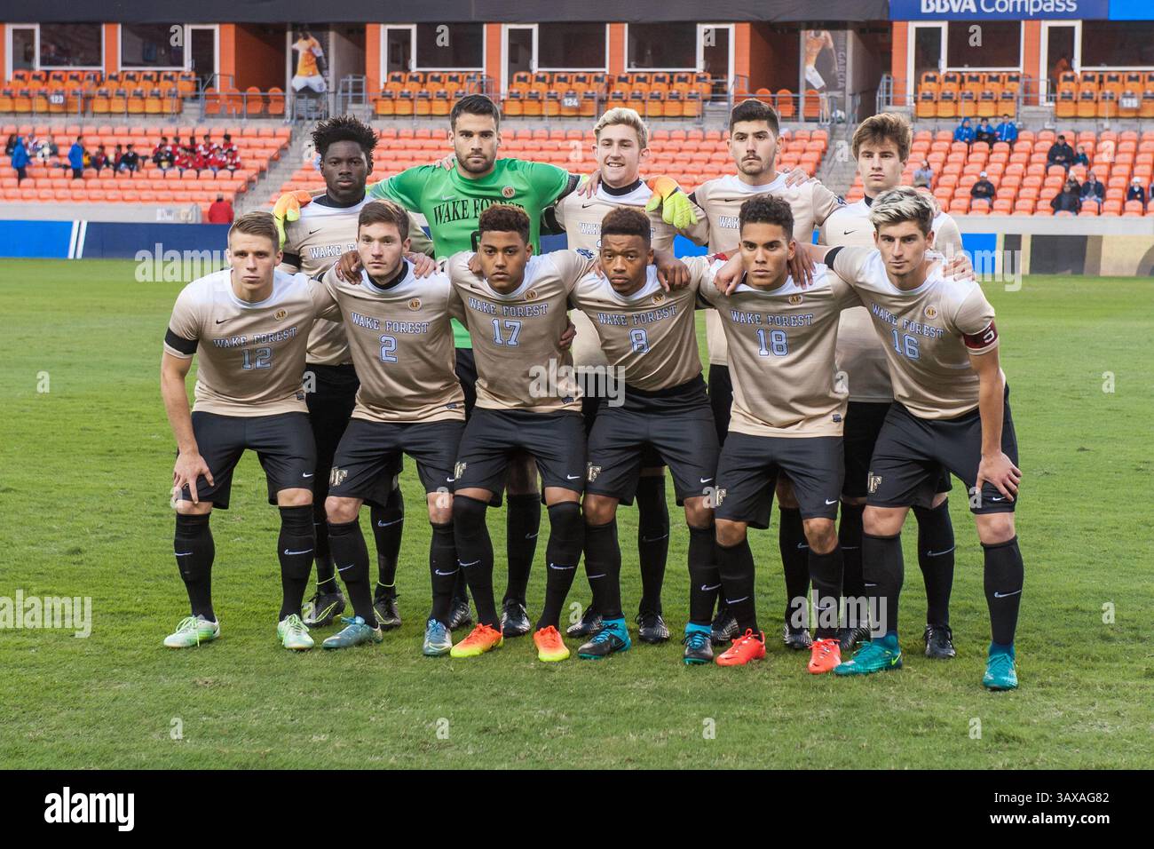 9. Dezember 2016: The Wake Forest startete vor einem NCAA-Halbfinalspiel zwischen den Wake Forest Demon Deacons und den Denver Pioneers im BBVA Compass Stadium in Houston, Texas. Wake Forest gewann 2-1, um ins Finale zu gelangen...Trask Smith/CSM(Credit Image: &Copy; Trask Smith/CSM via ZUMA Wire) Stockfoto