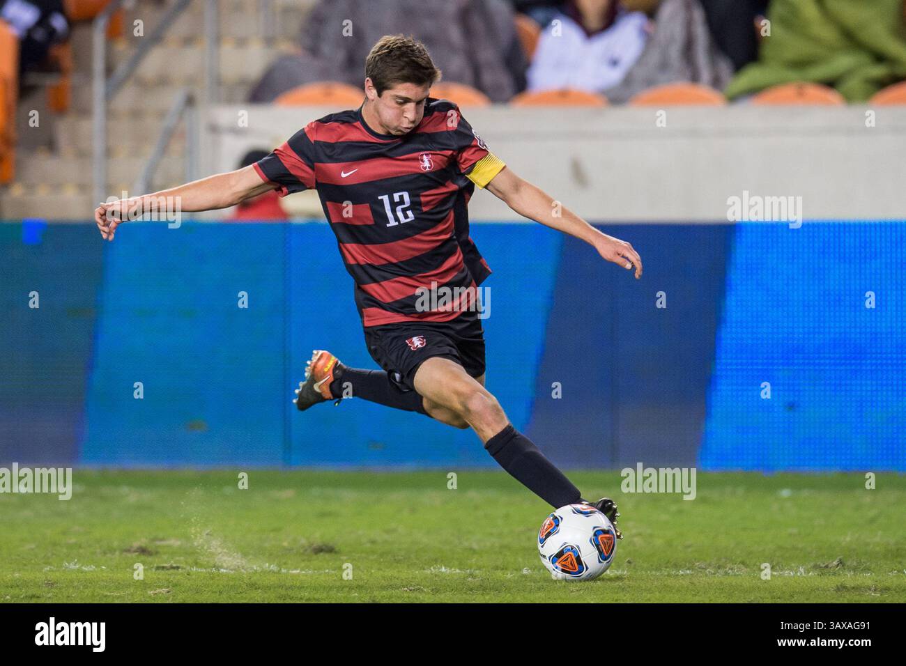 9. Dezember 2016: Stanford Mittelfeldspieler Drew Skundrich (12) kontrolliert den Ball während der 1. Halbzeit eines NCAA-Halbfinales zwischen den North Carolina Tar Heels und dem Stanford Cardinal im BBVA Compass Stadium in Houston, Texas. ..Trask Smith/CSM(Credit Image: &Copy; Trask Smith/CSM via ZUMA Wire) Stockfoto