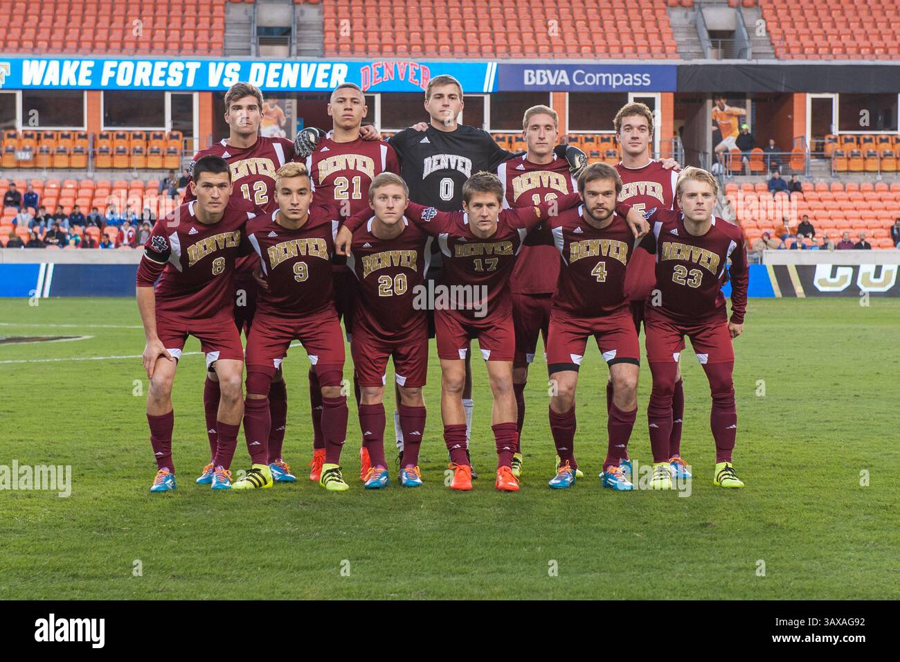 9. Dezember 2016: Die Denver startete vor einem NCAA-Halbfinalspiel zwischen den Wake Forest Demon Deacons und den Denver Pioneers im BBVA Compass Stadium in Houston, Texas. Wake Forest gewann 2-1, um ins Finale zu gelangen...Trask Smith/CSM(Credit Image: &Copy; Trask Smith/CSM via ZUMA Wire) Stockfoto