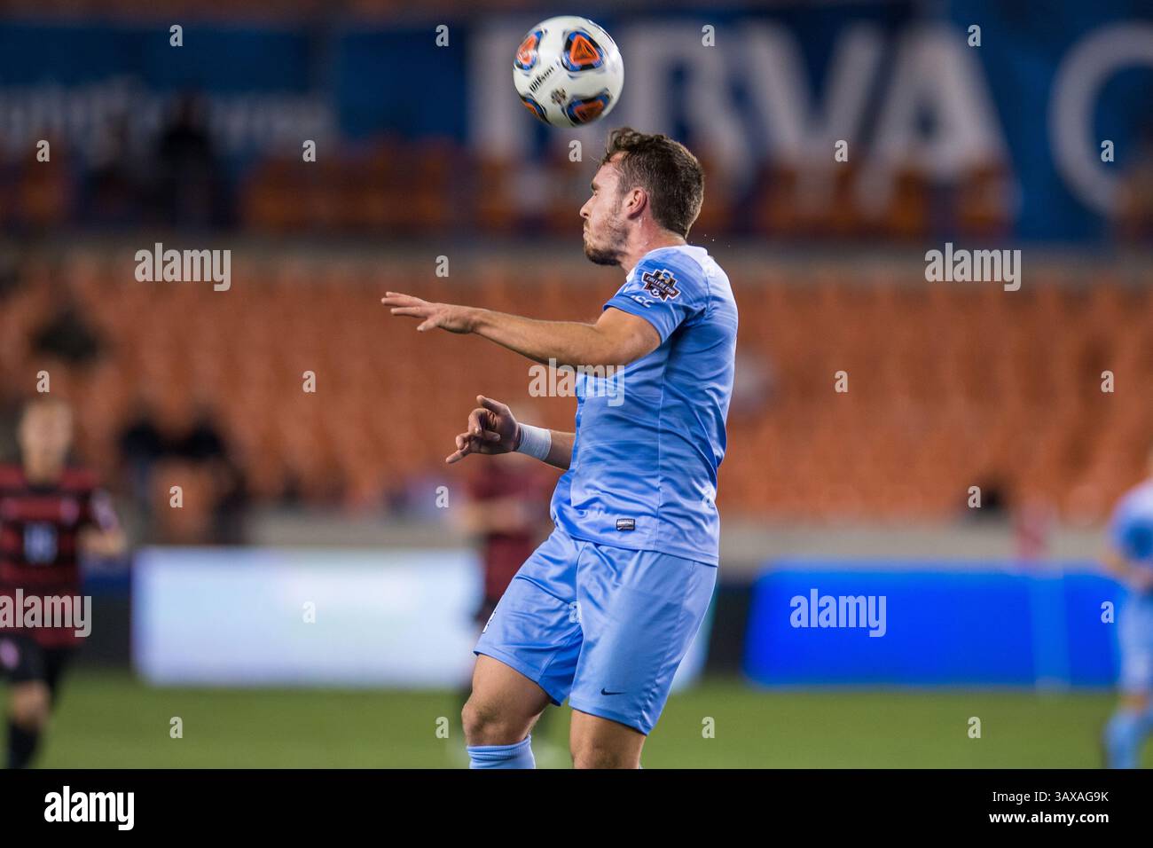 9. Dezember 2016: North Carolina-Verteidiger Alex Comsia (4) führt den Ball in der 1. Hälfte eines NCAA-Halbfinales zwischen den North Carolina Tar Heels und dem Stanford Cardinal im BBVA Compass Stadium in Houston, Texas. ..Trask Smith/CSM(Credit Image: &Copy; Trask Smith/CSM via ZUMA Wire) Stockfoto