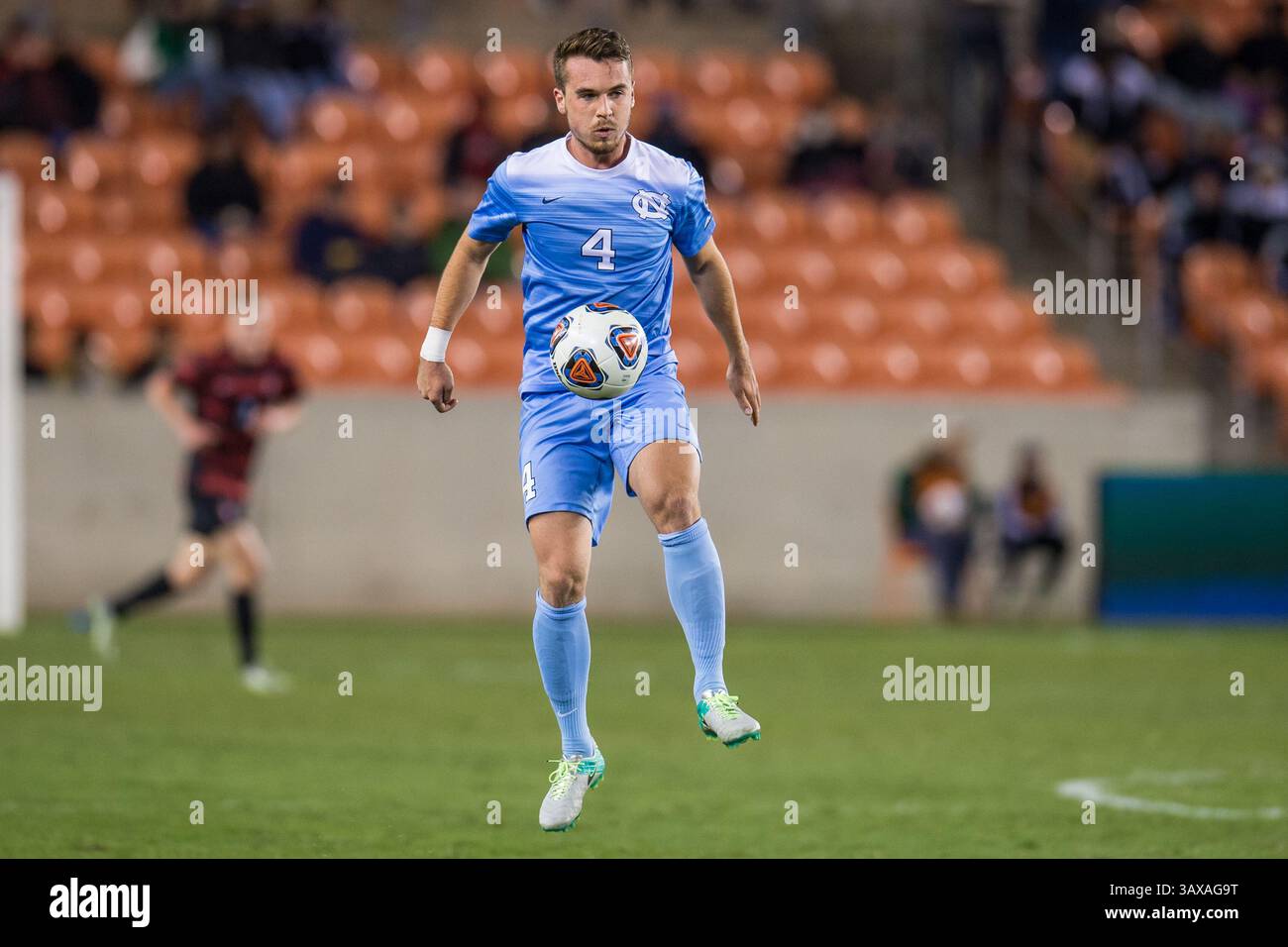9. Dezember 2016: Der North Carolina-Verteidiger Alex Comsia (4) kontrolliert den Ball während der 1. Halbzeit eines NCAA-Halbfinales zwischen den North Carolina Tar Heels und dem Stanford Cardinal im BBVA Compass Stadium in Houston, Texas. ..Trask Smith/CSM(Credit Image: &Copy; Trask Smith/CSM via ZUMA Wire) Stockfoto