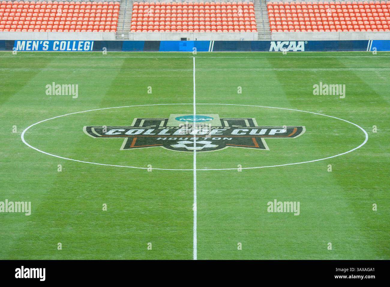 9. Dezember 2016: Ein Blick auf das Logo des Men's College Cup 2016 im Mittelfeld vor einem NCAA-Halbfinalspiel zwischen den Wake Forest Demon Deacons und den Denver Pioneers im BBVA Compass Stadium in Houston, Texas. Wake Forest gewann 2-1, um ins Finale zu gelangen...Trask Smith/CSM(Credit Image: &Copy; Trask Smith/CSM via ZUMA Wire) Stockfoto