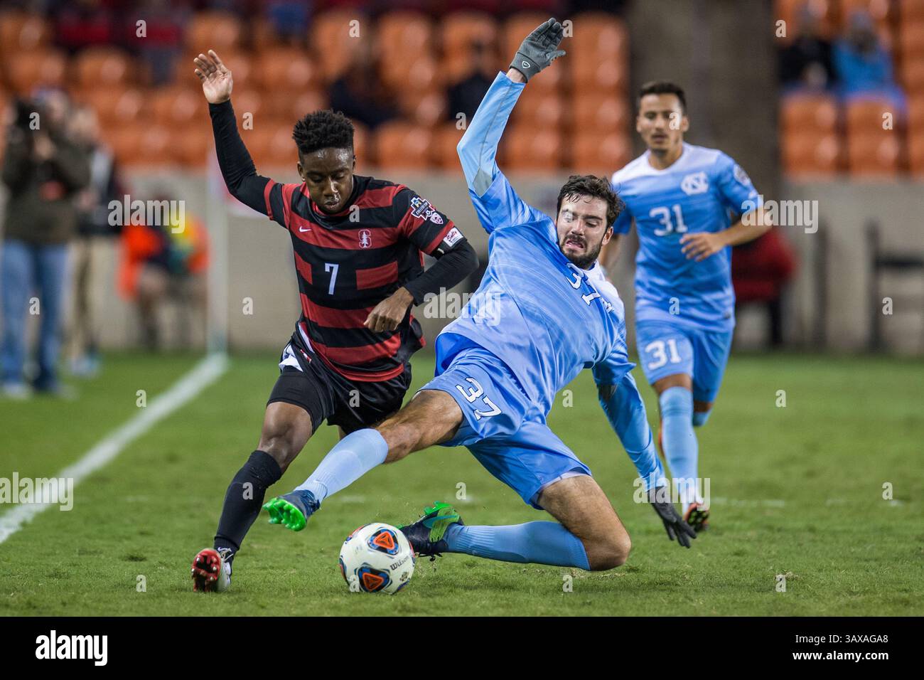 9. Dezember 2016: Stanford Mittelfeldspieler Bryce Marion (7) und North Carolina Verteidiger Walker Hume (37) kämpfen um den Ball während der 1. Halbzeit eines NCAA-Halbfinales zwischen den North Carolina Tar Heels und dem Stanford Cardinal im BBVA Compass Stadium in Houston, Texas. ..Trask Smith/CSM(Credit Image: &Copy; Trask Smith/CSM via ZUMA Wire) Stockfoto