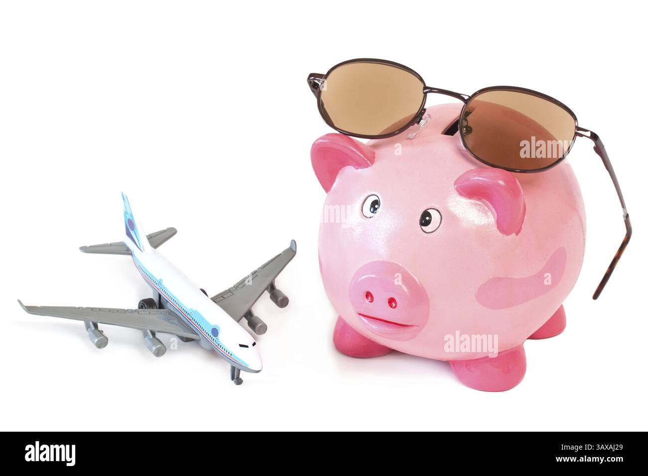 Schweinebank mit Sonnenbrille und Spielzeugflugzeug auf weißem Hintergrund Schweinebank mit Sonnenbrille und Spielzeugflugzeug auf weißem Hintergrund Stockfoto