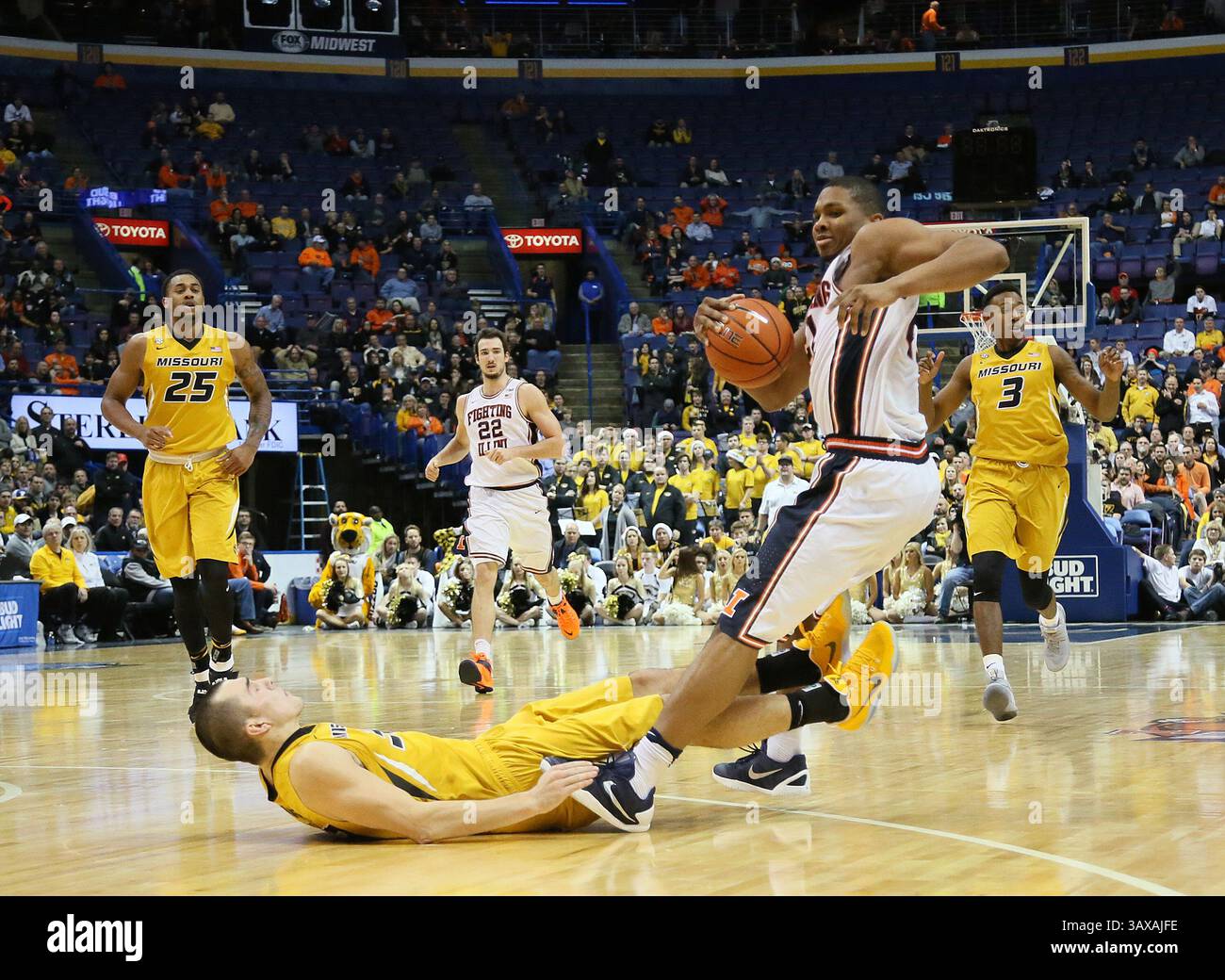 21. Dezember 2016 - St. Louis, MO, USA - die Illinois-Wache Malcolm Hill, rechts, wird in der zweiten Hälfte am Mittwoch, 21. Dezember 2016, vom Missouri-Wächter Cullen VanLeer während des jährlichen Braggin' Rights Game zwischen Missouri und Illinois im Scottrade Center in St. Louis, Mo. (Credit Image: © Chris Lee/TNS via ZUMA Wire) Stockfoto