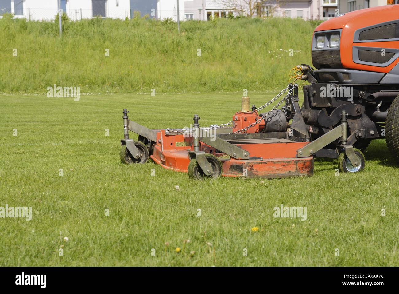Rasenschnitt mit Aufsitzmäher – Rasentraktor Stockfoto
