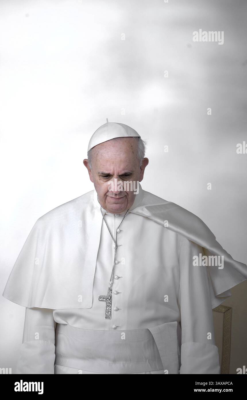 Vatikanstadt, Vatikanstadt. Februar 2023. Am 13. März 2023 ist Papst Franziskus zehn Jahre Pontifikat. Im Bild : Papst Franziskus während seiner wöchentlichen Generalaudienz am Petersplatz am Vatikan, Mittwoch. 25. September 2013 Credit: Independent Photo Agency/Alamy Live News Stockfoto