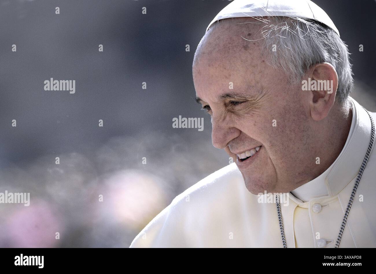 Vatikanstadt, Vatikanstadt. Februar 2023. Am 13. März 2023 ist Papst Franziskus zehn Jahre Pontifikat. Im Bild : Papst Franziskus während seiner wöchentlichen Generalaudienz am Petersplatz am Vatikan, Mittwoch. 25. September 2013 Credit: Independent Photo Agency/Alamy Live News Stockfoto