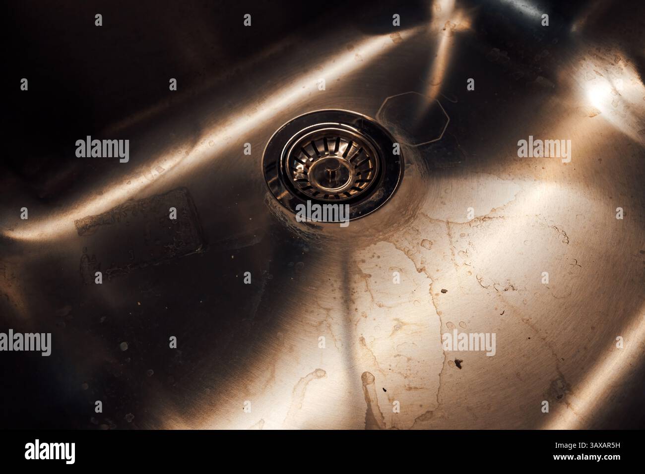 Schmutzige Flecken in metallischem Spülbecken, selektiver Fokus Stockfoto