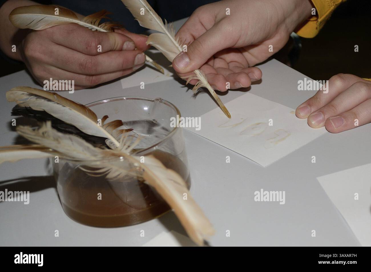 Unsichtbare Chiffre mit Vogelfeder Stockfoto